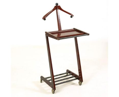 Stummer Diener. 20. Jh.             Buche und Sperrholz mahagonifarben lackiert, teils ebonisiert. Ca. 105 x 44 x 39 cm.     