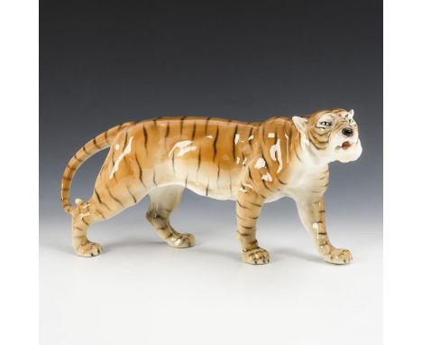Schreitender Tiger. Wiener Manufaktur Friedrich Goldscheider. Undeutliche Stempelmarke GS 19. Unterseitig bezeichnet "Lavergn