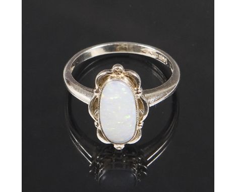 Opal-Ring.             585er Weißgold (14 kt). Ringgröße: 53. 2,8 Gramm.             Ovaler weißer Opal-Cabochon circa 11 x 6