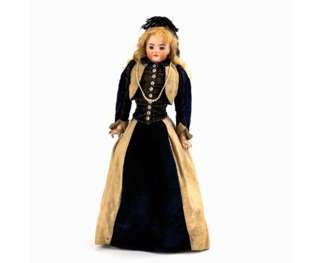 Brustkopfdame. C. F. Kling. Kopfmarke: 123 - 5. Um 1880.             Biskuitporzellan, Stoff. L 50 cm.             Feste blau