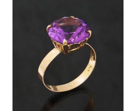 Amethyst-Ring.             585er Gelbgold (14 kt). Ringgröße: 56. 3,5 Gramm.             Gewölbte Form, runder facettierter A