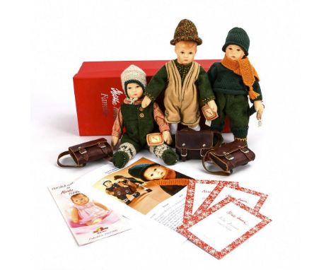 3 Puppen "Willi", "Jockerle" und "Peter". Käthe-Kruse Clubedition. Alle gemarkt mit Holzetikett. 2006/2007.             L je 
