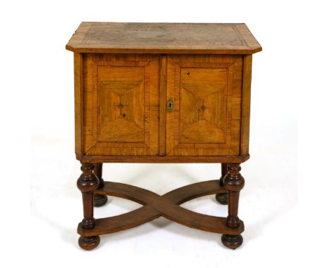 Barock-Pfeilerschränkchen. 18. Jh.Eiche und Nussbaum furniert. Ca. 89 x 76 x 45 cm. Zierliches 2-türiges Schränkchen auf 4 Ba