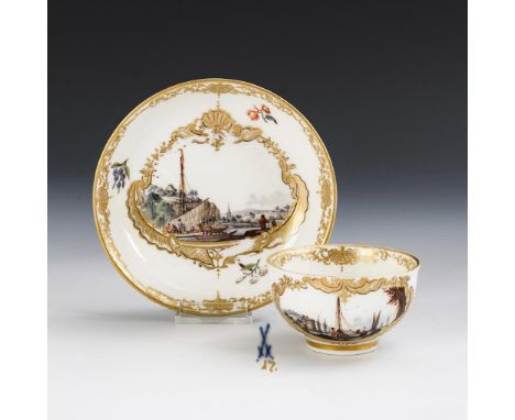 Barocke Tasse mit Kauffahrteimalerei. Meissen. Schwertermarke, um 1735/40, Goldmalerziffer "17." auf Tasse und Untertasse.   