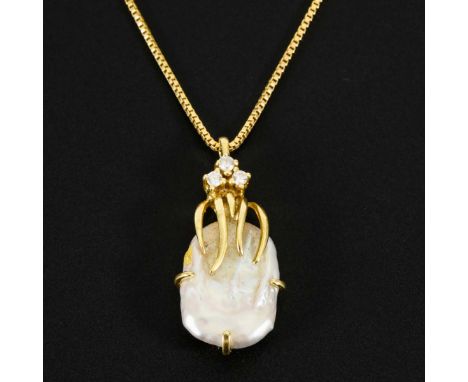 Anhänger mit Zuchtperle und Brillanten an Kette, im Etui.             Gelbgold 585 gestempelt. Perle 1,8 x 1,2 x 0,4 cm. Anhä