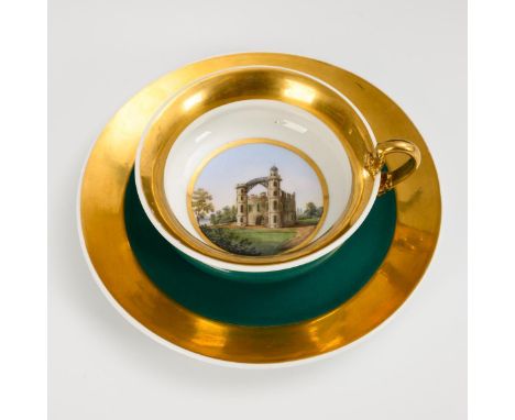 Ansichtentasse Schloss Pfaueninsel. KPM Berlin. Zeptermarke und roter Reichsapfel, um 1840.             Polychrom bemalt, gol