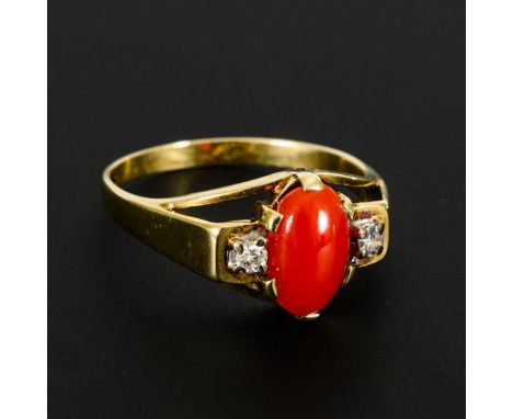 Ring mit Koralle und Diamanten.             Gelbgold 585 gestempelt. Diamanten zus. 0,10 ct. Ringgröße 58. 3,3 g.            