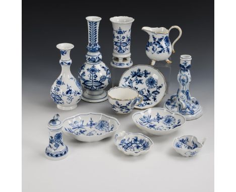 12 Teile Zwiebelmuster-Porzellan. Meissen. Verschiedene Schwertermarken, ab 1850 - 2. H. 20. Jh., 1. Wahl und 2 Schleifstrich
