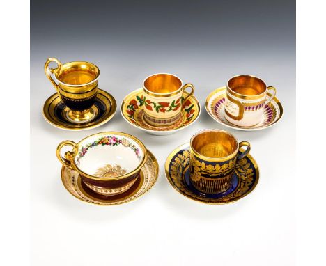 5 Vitrinentassen. Ungemarkt, 19. Jh.             Polychrom bemalt, goldstaffiert, 2x mit Kobaltfond. 5 Tassen (H 7-10,5 cm), 