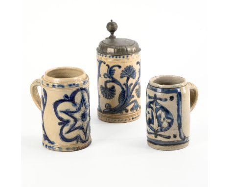 3 Westerwälder Walzenkrüge mit kunstvollen Blumenmotiven. 18. Jh.             Graues, salzglasiertes Steinzeug mit Ritz- und 