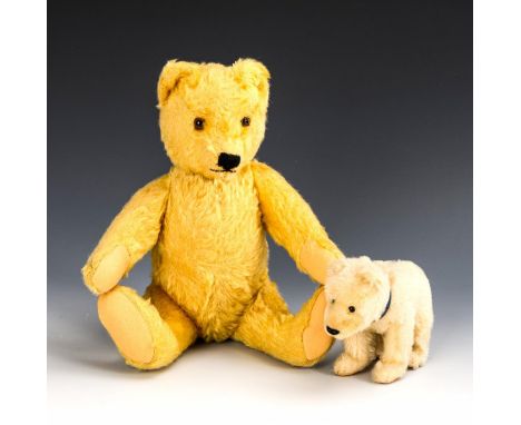 Blonder Teddy und kleiner Eisbär. Steiff. Ungemarkt. 1950er bis 70er Jahre.             Mohairplüsch und Filz.             Te