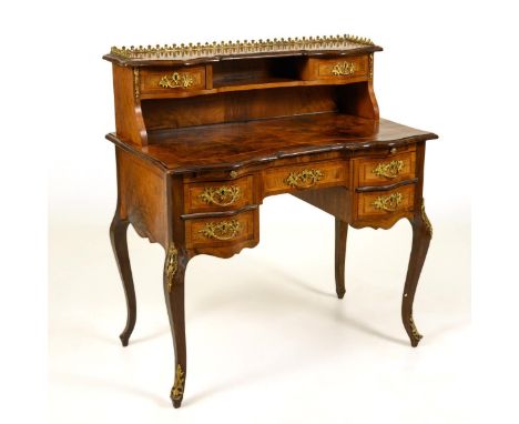 Aufsatzschreibtisch im Stil des Dresdener Barock. Um 1880/90.             Nussbaum furniert und maserfurniert. Ca. 109 x 100 