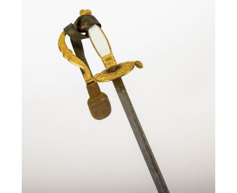 Sächsischer Beamtendegen.             Klinge L 77,5 cm, Gesamt L 94 cm.             Gerade, einschneidige Klinge mit Hohlschl