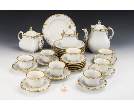 31 Teile eines Gründerzeit-Kaffee- und Teeservice. Gotha. Hennenmarke, 1860-ca. 1883.             Weiß mit gold-schwarzer Sta