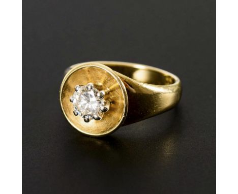 Moderner Ring mit Brillantsolitär.             Gelbgold 585 gestempelt. Brillant 0,718 ct. G-H/lr-vvs. Ringgröße 57. 7,4 g.  