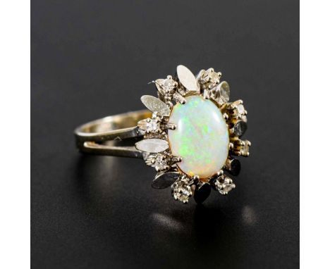Ring mit Opal und Diamanten.             Weißgold 585 gestempelt. Ringgröße 58. 4,4 g.             Krappengefasster Cabochon,