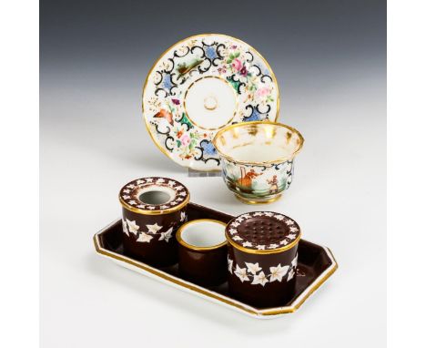 Schreibzeug und Tasse mit Chinoiseriemalerei.             Polychrom bemalt, goldstaffiert. Schreibzeug (6,5 x 21 x 12 cm), Ta