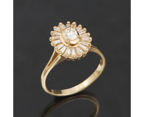 Diamant-Ring.             585er Gelbgold (14 kt). Ringgröße: 58. 4,4 Gramm.             Gewölbte durchbrochen gearbeitete For