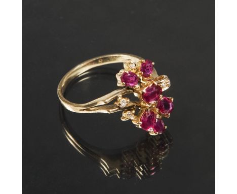 Rubin-Diamant-Ring.             750er Gelbgold (18 kt). Ringgröße: 51/52. 2,9 Gramm.             Durchbrochen gearbeitet, 6 k