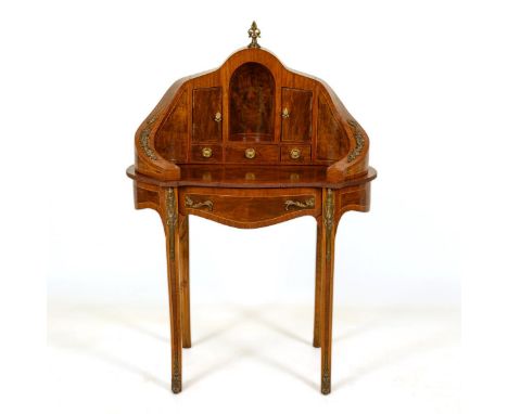 Eleganter Damenschreibtisch im Barock-Stil. Nach 1900.             Nussbaum furniert. Ca. 133 x 100 x 50 cm.             Zier