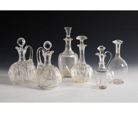 6 Karaffen. 19. Jh.             Farbloses Glas. H 21,5-28,5 cm.             2 Henkelkaraffen mit Facetten-, Waben-, Kerb- und