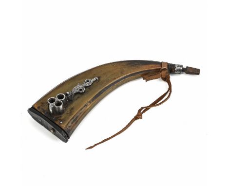 Frühbarockes Pulverhorn mit Schlüssel für ein Radschlossgewehr. Um 1600.             Gepresstes Kuhhorn. L 23 cm (ohne Stopfe