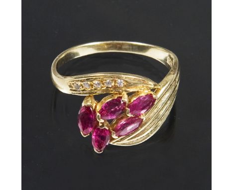 Rubellit-Diamant-Ring.             585er Gelbgold (14 kt). Ringgröße: 53/54. 3,4 Gramm.             Geschweifte florale Form,