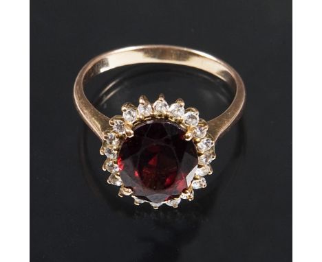 Granat-Zirkon-Ring.             585er Gelbgold (14 kt). Ringgröße: 52. 4 Gramm.             Facettierter Granat circa 10,8 x 