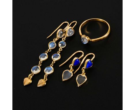 Ring und 2 Ohrhängerpaare mit Mondsteinen.             Gelbgold 585 gestempelt, 1x geprüft. Ringgröße 56. L 5,5/2,3 cm. 1.8/2