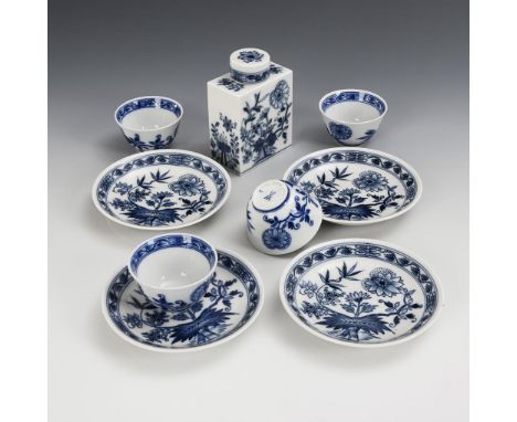 Teedose und 4 Koppchen mit Blaumalerei. Meissen. Schwertermarke, 2. H. 20. Jh., 2 Schleifstriche und 1x Jubiläumsmarke 1710-1