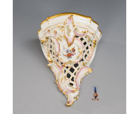 Kleine Rocaillekonsole. KPM Berlin. Zeptermarke und roter Reichsapfel, Anfang 20. Jh.             Polychrom bemalt, goldstaff
