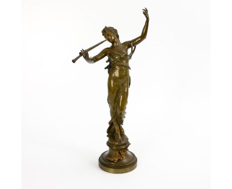                    MARIOTON,             Eugène(1854 Paris - 1933)    SchalmeienspielerinBronze grünlich-braun patiniert. Be