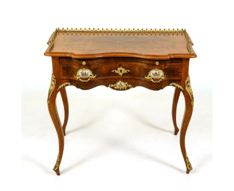 Damen-Schreibtisch mit Porzellan-Plaketten im Stil des Dresdener Barock. Wohl um 1900.             Nussbaum furniert und mase