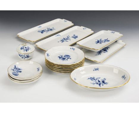 15 Porzellane mit Blaumalerei. Meissen. Schwertermarke, 2. H. 20. Jh., 2 Schleifstriche.             Unterglasurblaue Blumenm