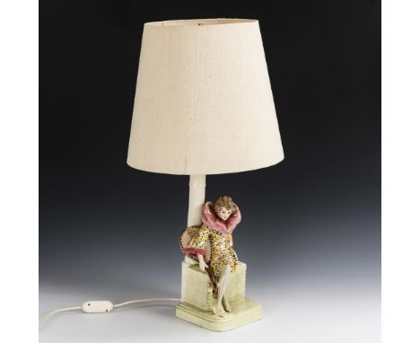 Tischlampe mit Keramik-Figur: Sitzende Pierrette mit Laute. Wiener Manufaktur Friedrich Goldscheider. Stempelmarke GS 19 mit 