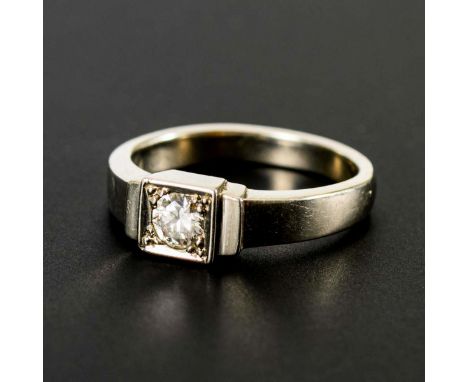 Ring mit Brillantsolitär.             Weißgold 585 gestempelt. Ringgröße 56. 5,8 g.             Eingelassener Brillant zwisch