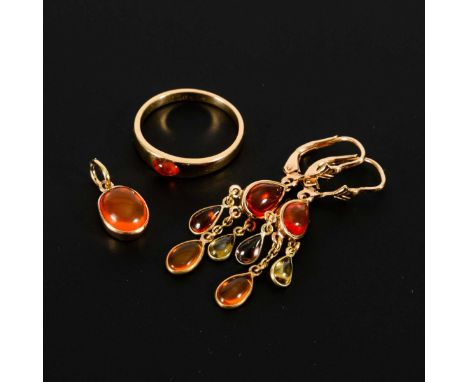 3 Schmuckstücke mit Feueropalen.             Roségold 585 gestempelt. Ringgröße 54. Ohrhänger 4 x 1 cm. Anhänger 1 x 0,7 cm. 