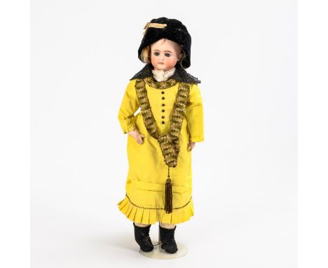 Puppendame in gelbem Kleid. C. F. Kling. Kopfmarke: 167 Glocke. Um 1885.             Biskuitporzellan, Leder. L 51 cm.       