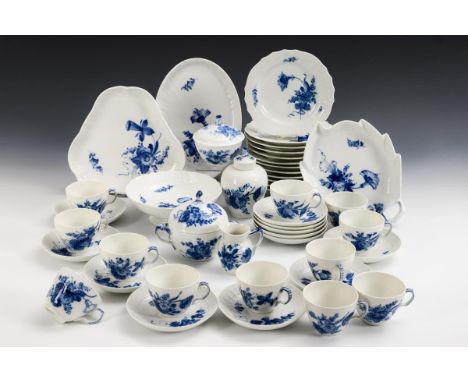 44 Teile eines Kaffeeservice mit Blaumalerei. Royal Copenhagen. Wellenmarke und Stempelmarke, 2. H. 20. Jh., 2x mit 1 Schleif