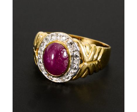 Ring mit Rubin und Diamanten.             Gelbgold 585 gestempelt. Ringgröße 64. 6,1 g.             Zargengefasster Cabochon,