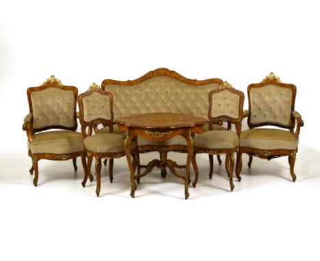 5-teilige Sitzgarnitur mit Tisch im Stil des Dresdener Barock. Ende 19. Jahrhundert.             Nussbaum furniert und massiv