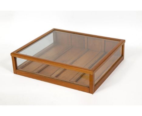 Tischvitrine. 1920er/30er Jahre.             Kirschbaum massiv. Ca. 16 x 64 x 54 cm.             Schlichter 4-seitig verglast