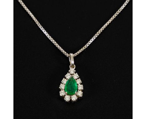 Anhänger mit Smaragd und Brillanten an Kette.             Weißgold 585 gestempelt. Anhänger 1,5 x 0,9 cm. Kette L 38 cm. 4,6 