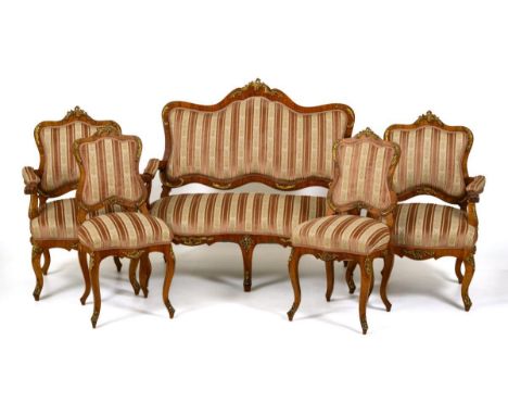 5-teilige Sitzgarnitur im Stil des Dresdener Barock. Wohl um 1900.             Nussbaum furniert und massiv.             Stil