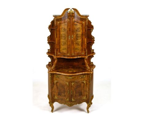 Etagerenaufsatzschrank im Stil des Dresdener Barock. Wohl 1890/1900.             Nussbaum furniert und maserfurniert. Ca. 205