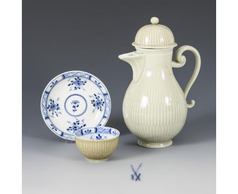 Barocke Kanne und Koppchen. Meissen. Verschiedene Schwertermarken, um 1735/50.             Hellgraue bzw. hellbraune Glasur a