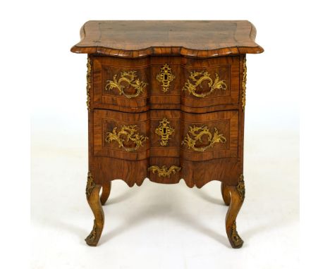 Kleine Kommode im Barock-Stil. Um 1900.             Nussbaum furniert und maserfurniert. Ca. 78 x 61 x 45 cm.             Kle