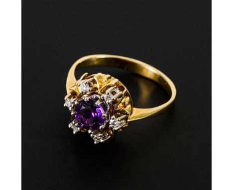 Ring mit Amethyst und Diamanten.             Gelbgold/Weißgold 585 gestempelt. Amethyst Ø 6 mm, ca. 0,70 ct. 8/8 Diamanten zu