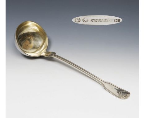 Schwere Schöpfkelle. Sy & Wagner, Berlin. 1869-1882.             750er Silber. Länge: 35 cm. 230 Gramm.             Griff in 