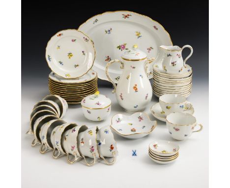 Kaffeeservice mit Streublümchenmalerei. Meissen. Schwertermarke, 2. H. 20. Jh., überwiegend 1. Wahl.             Polychrom be